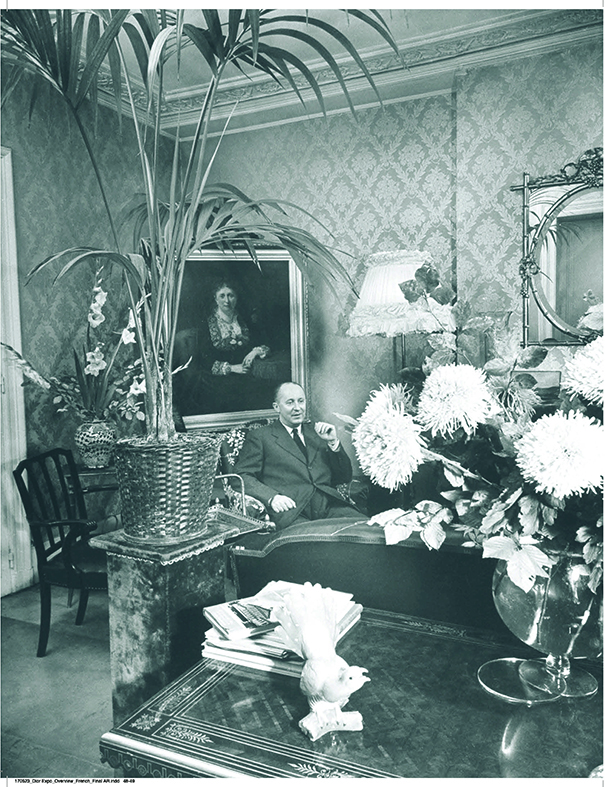 Christian Dior dans son appartement du 10, rue Royale à Paris, 1947.