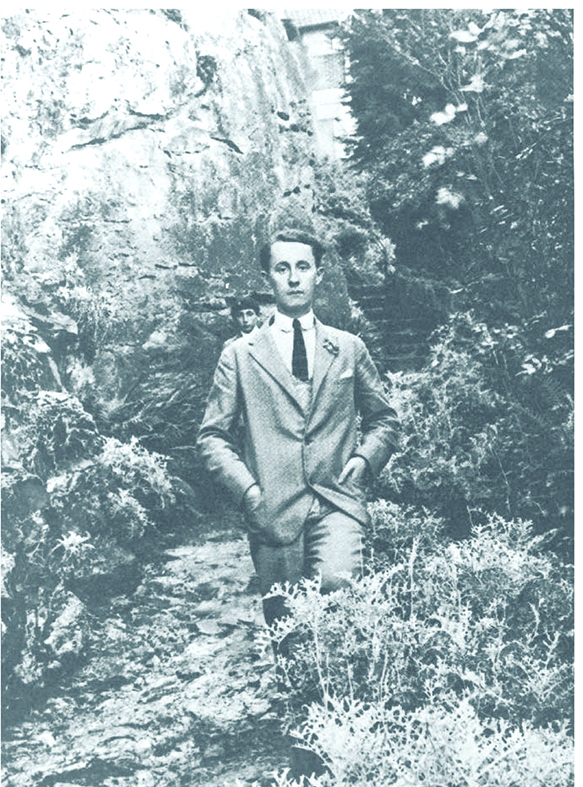 Christian Dior adolescent dans le jardin de la villa Les Rhumbs à Granville, vers 1920.