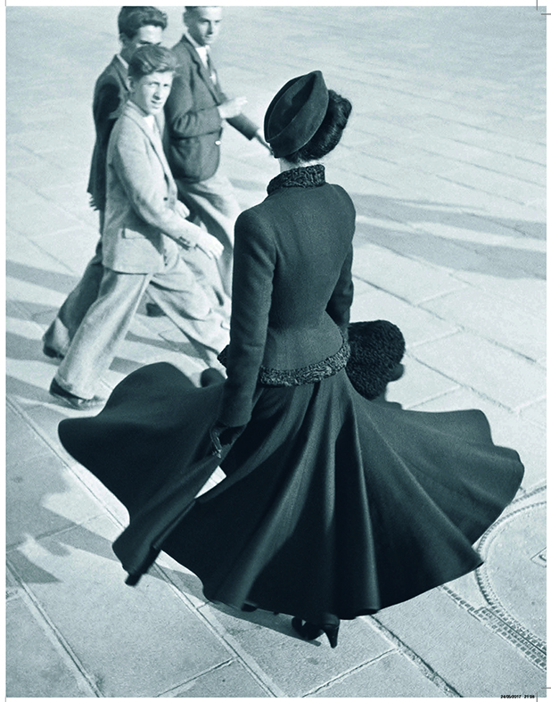 Renée, place de la Concorde, août 1947. Ensemble Palais de glace, collection haute couture automne-hiver 1947 (ligne Corolle). De jeunes zazous se retournent sur le mannequin Renée qui fait virevolter sa jupe en corolle emblématique du New Look. (Photo : Richard Avedon) 